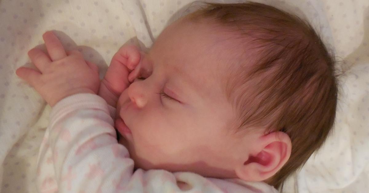 Les 6 commandements de la mom avec une obsession malsaine pour le sommeil de son enfant.