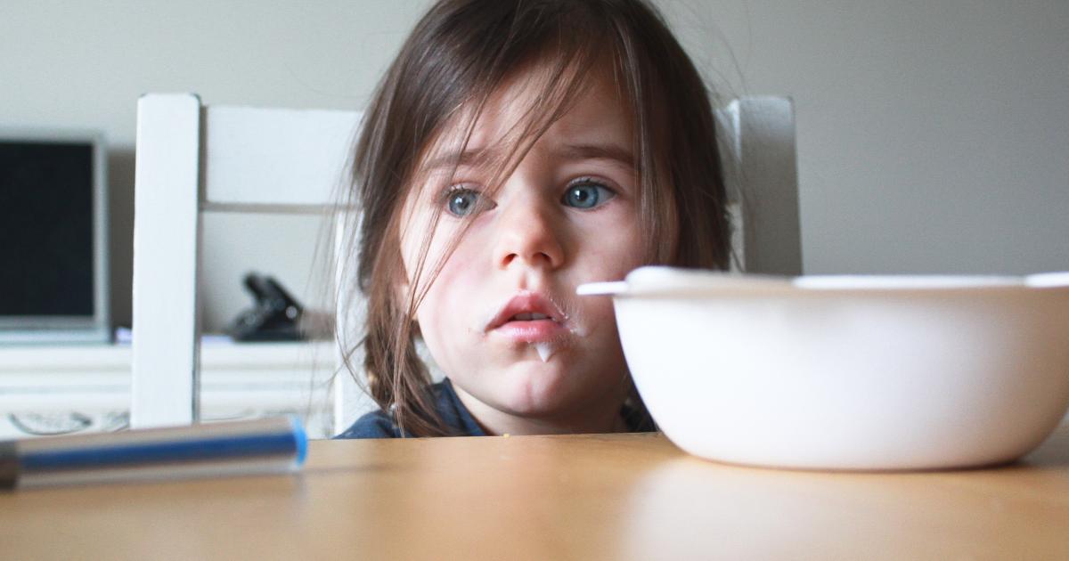 «Mange ton assiette!» – De la belle vaisselle pour tout-petits, sur Etsy.