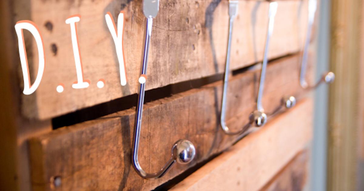 D.I.Y. : « pimper » son entrée et fabriquer un porte-manteaux à partir d’une palette!