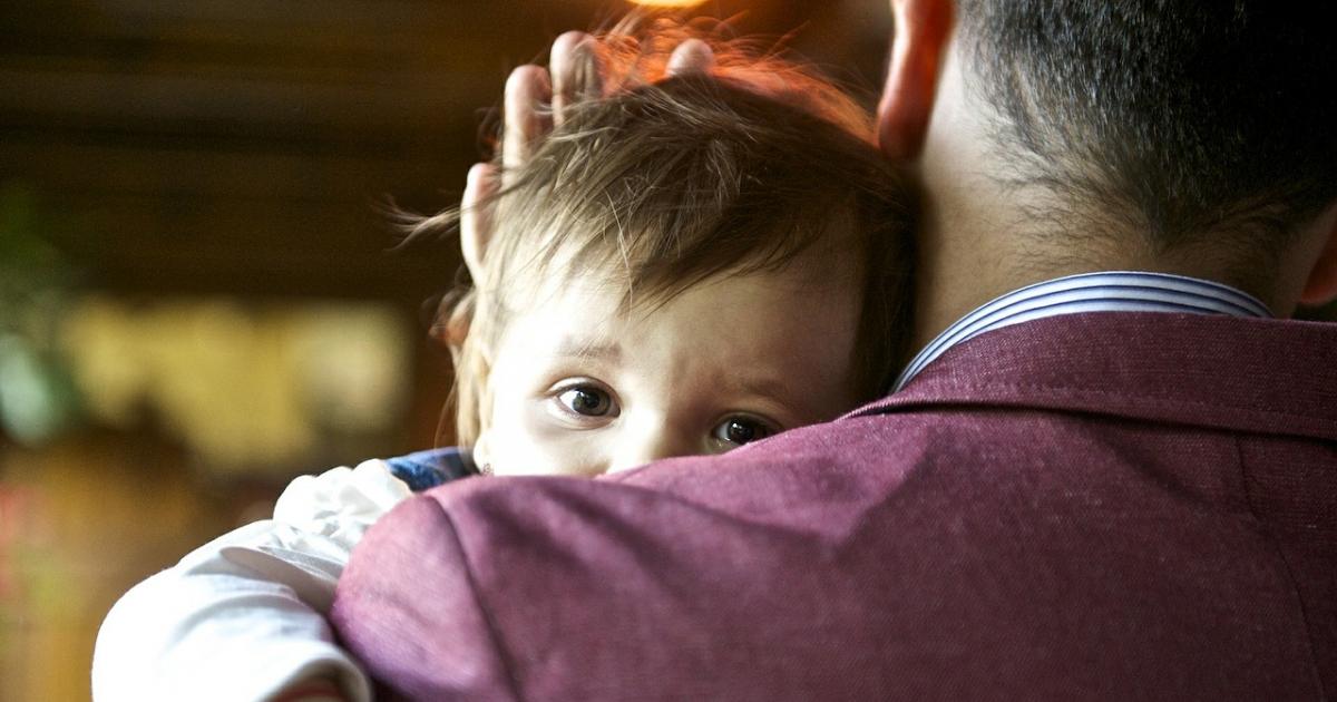 Quand bébé est dans sa phase « papa », maman prend le bord!