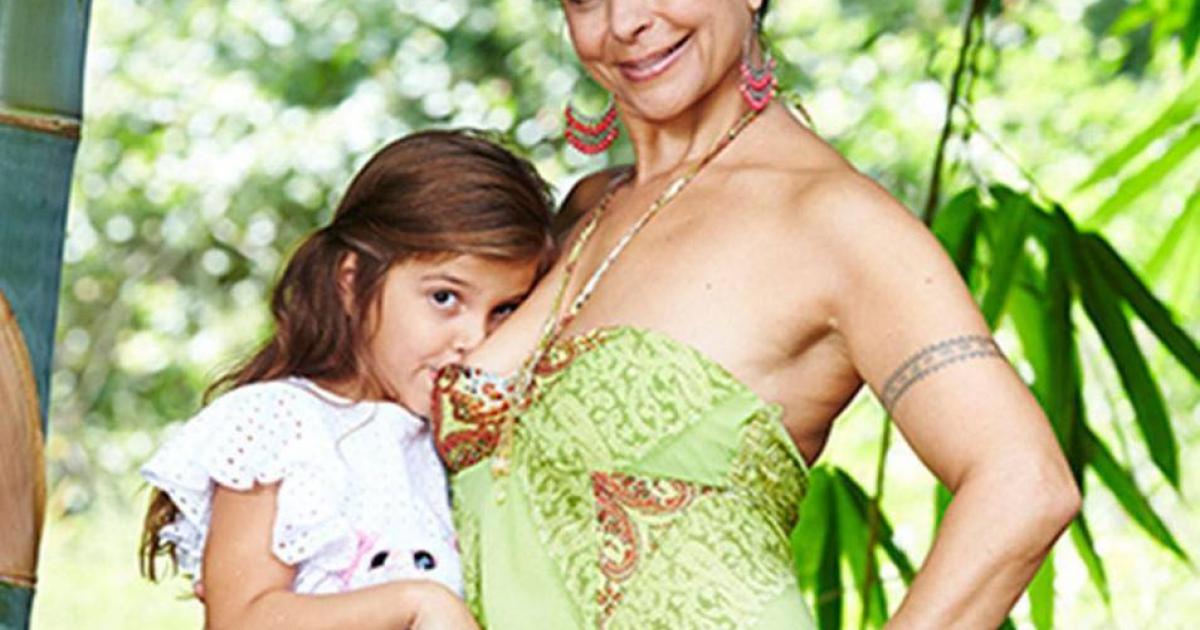 Une femme allaite sa fille de six ans&#8230; Ouin pis?!