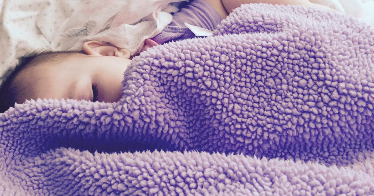 La gardienne de ses nuits : quand le sommeil dépend d’un petit bout de tissu