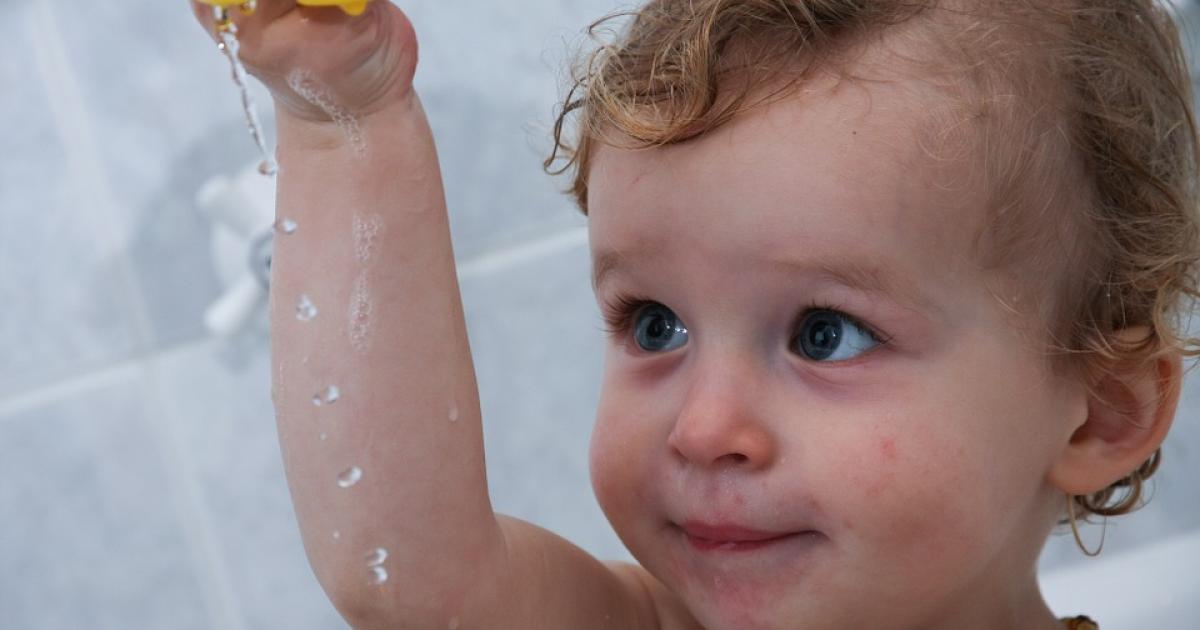 Un bébé dans le bain et un dans le ventre