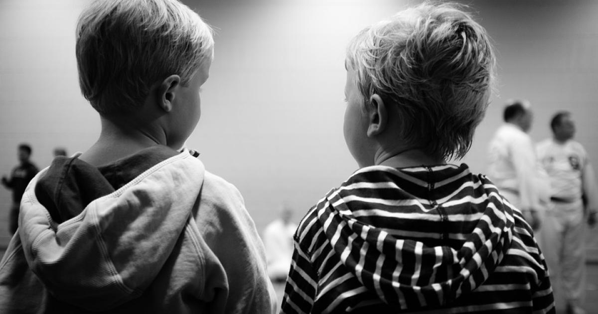 Deux frères : même parents, mais pas la même éducation