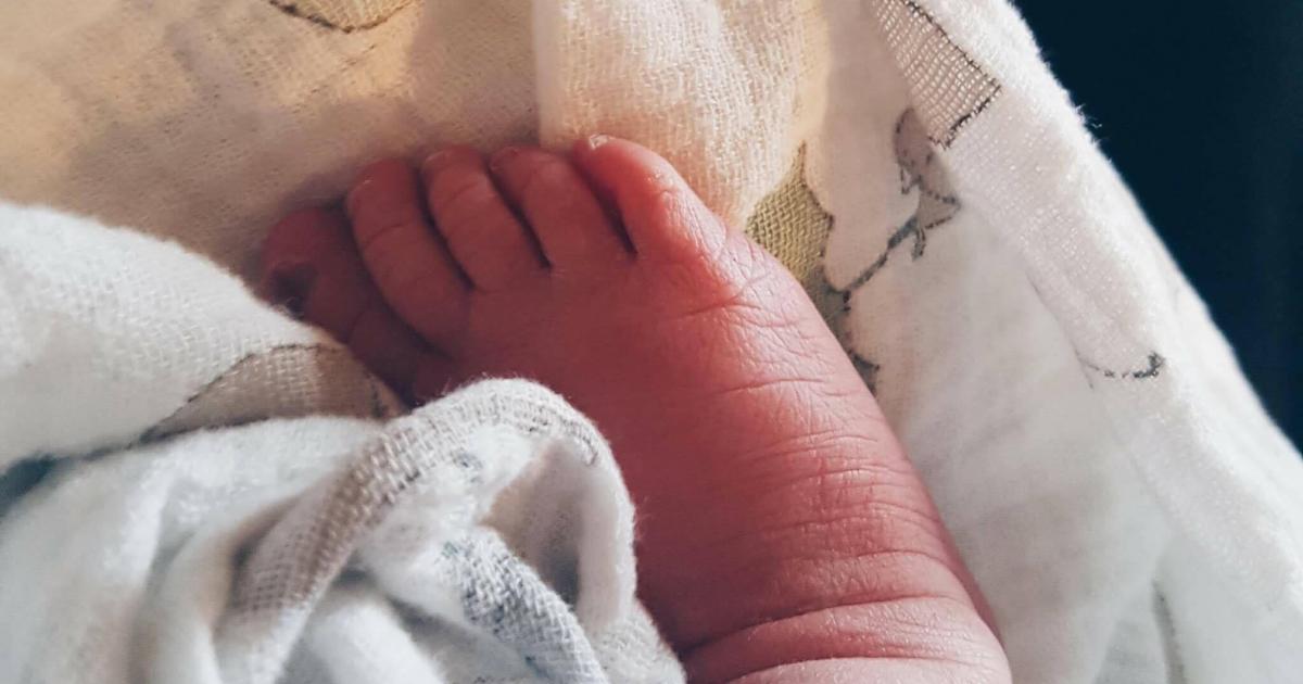 Une naissance plus rapide que prévu : l’accouchement de salle de bain de Carolane