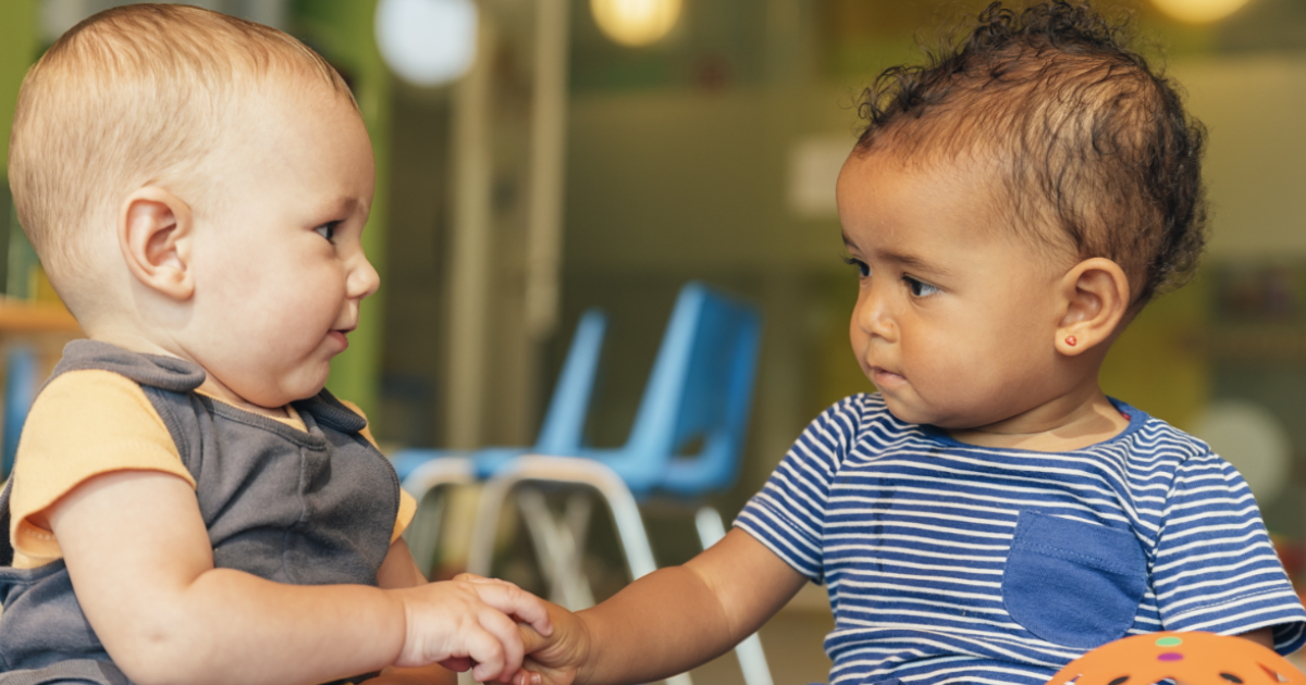 18 mois, la première bromance à la garderie