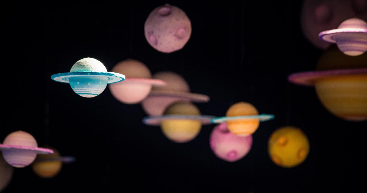 Planète Maman : Une application à petite échelle de la loi de la gravitation