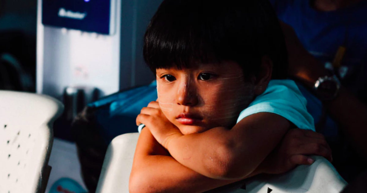 Comment parler du comportement d’un enfant à ses parents sans les blesser