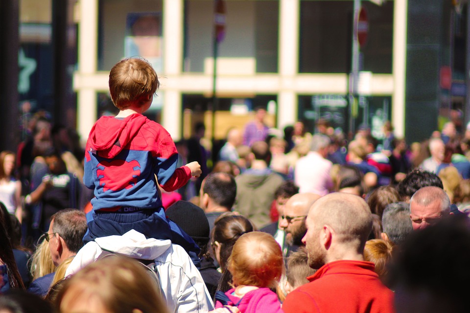 Mon enfant est perdu dans une foule! Quoi faire?