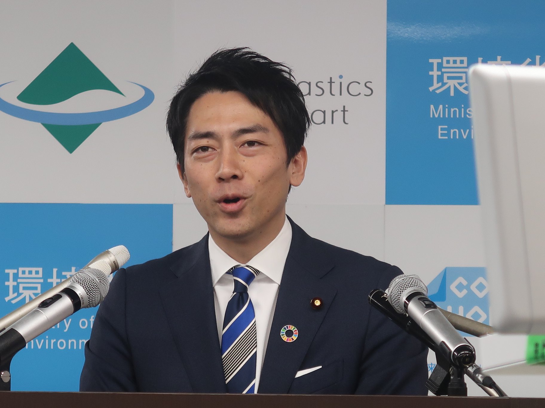Un ministre japonais prend un congé de paternité et ça surprend!