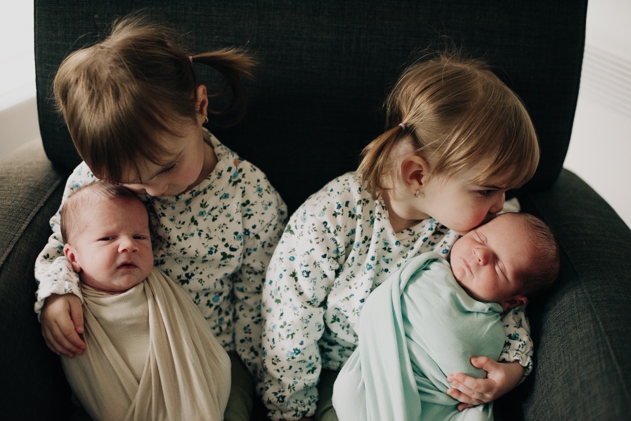 Avoir deux couples de jumeaux, ce n’est pas SI pire que ça finalement!