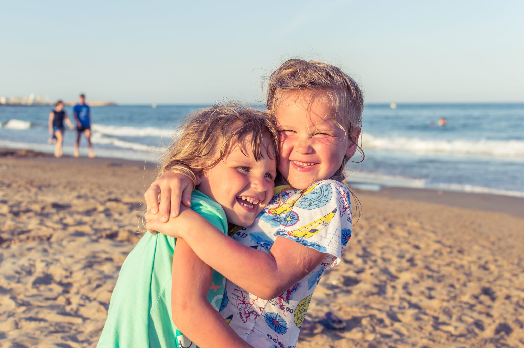 10 essentiels pour une journée à la plage avec les minis