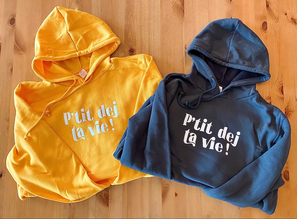 Le Club des petits déjeuners lance de magnifiques chandails à capuchon pour la cause