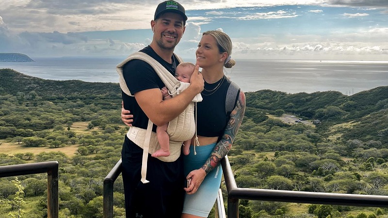 Alexandra Lapierre, Yannick Martel et bébé Logan passent du bon temps à Hawaï!