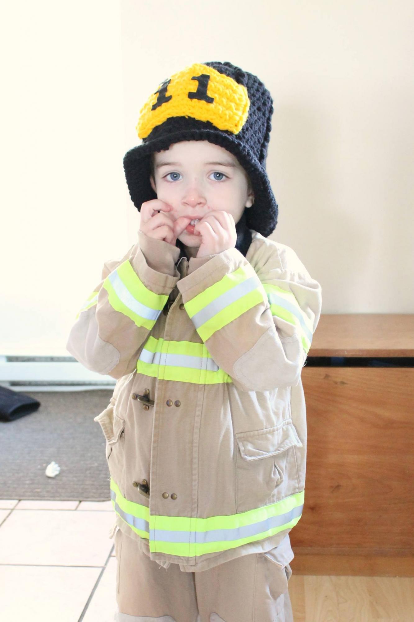 Gabriel le pompier qui a toujours les mains dans sa bouche (2 ans et demi)