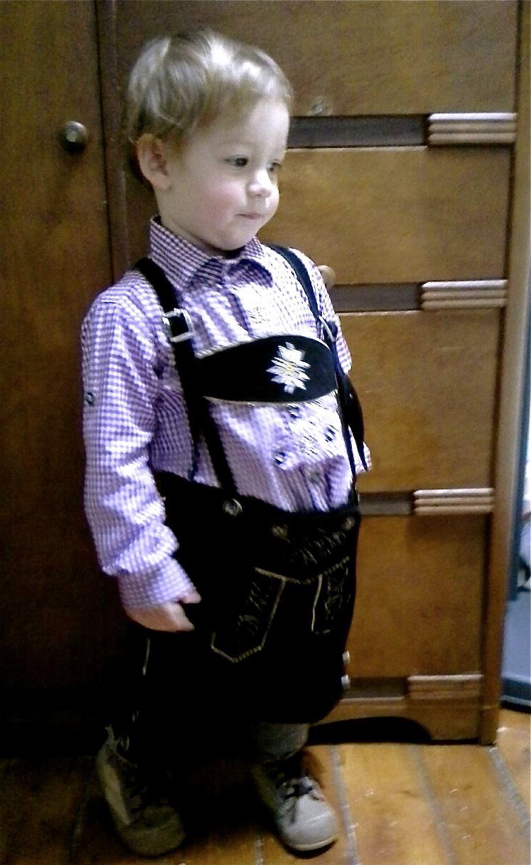 Hyacinthe, tout juste 2 ans, était en Autrichien avec un costume traditionnel offert par des amis!