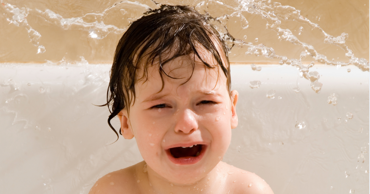 14 лет купаемся. Ребенок плачет в ванной. Дети воды. Плачущий ребёнок в ванной. Ребенок плачет в воде.