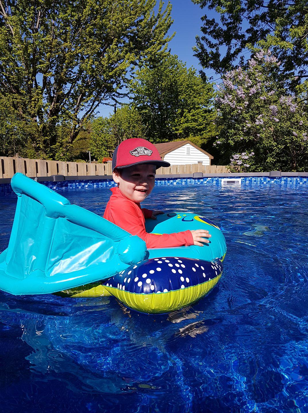 Félix patauge enfin dans sa nouvelle piscine!