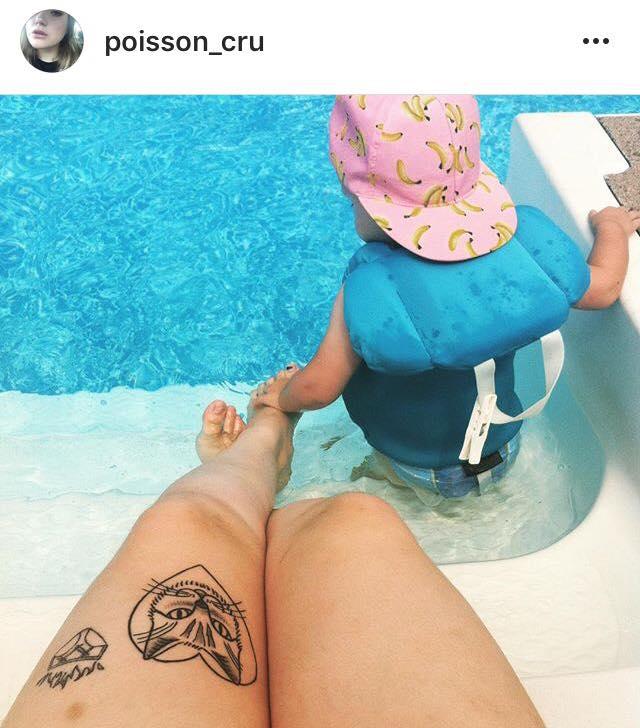 Dans la piscine avec maman!