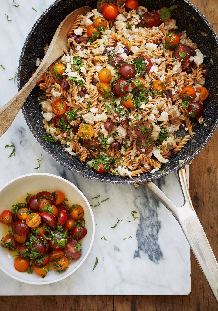 Fusilli au poulet haché, aux olives kalamata, au feta et aux tomates fraîches