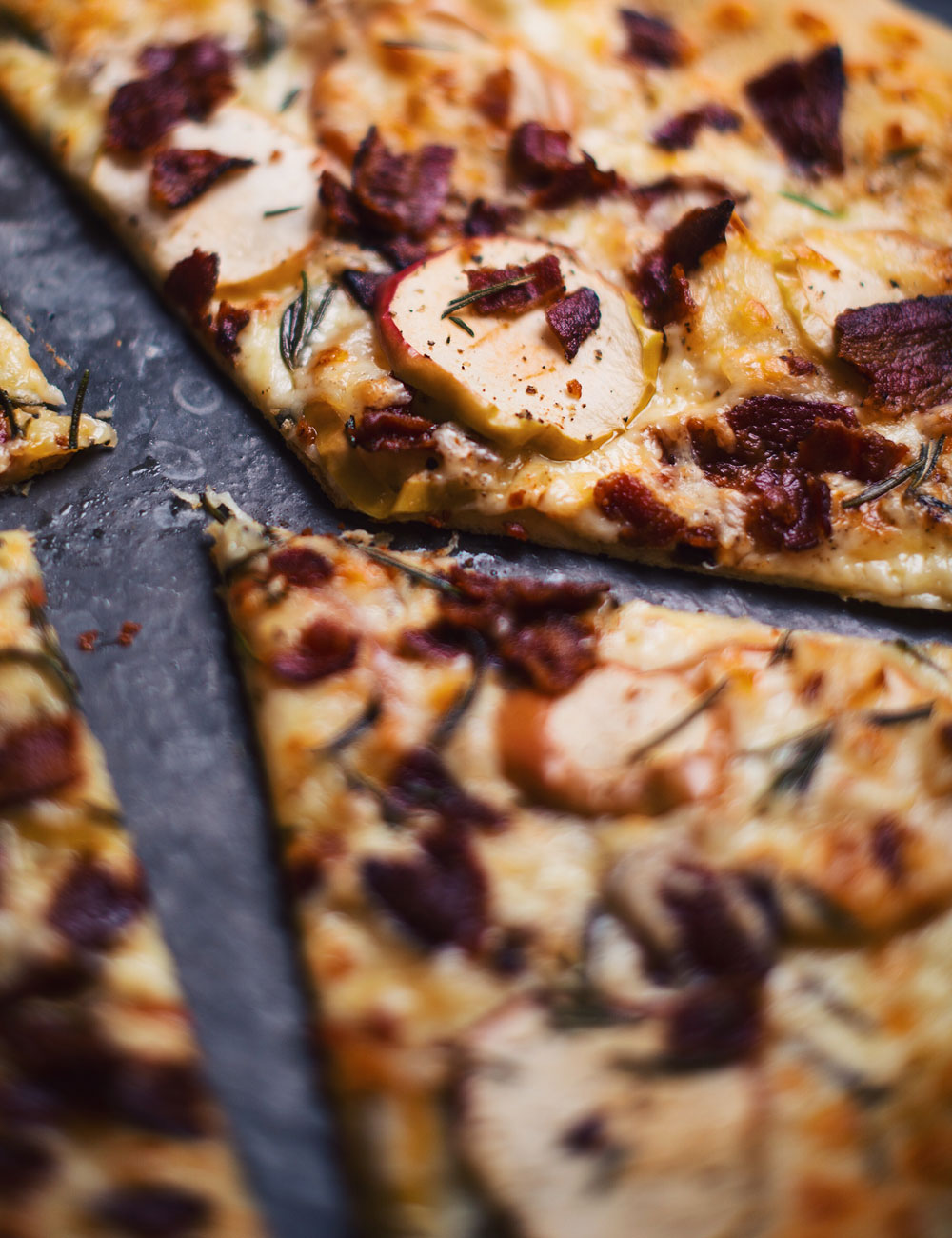 Pizza aux pommes avec gouda fumé, bacon à l'érable et romarin
