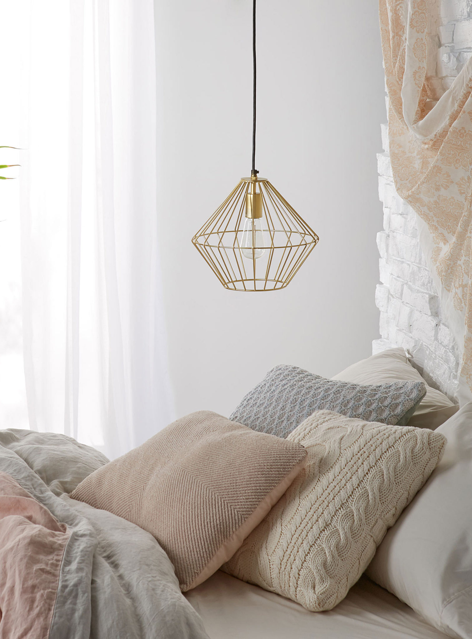 Lampe suspendue avec grillage doré de chez Simons