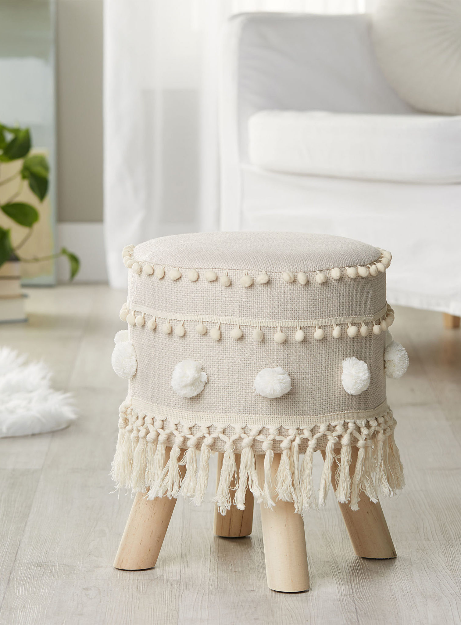 Pouf à franges et pompons de chez Simons