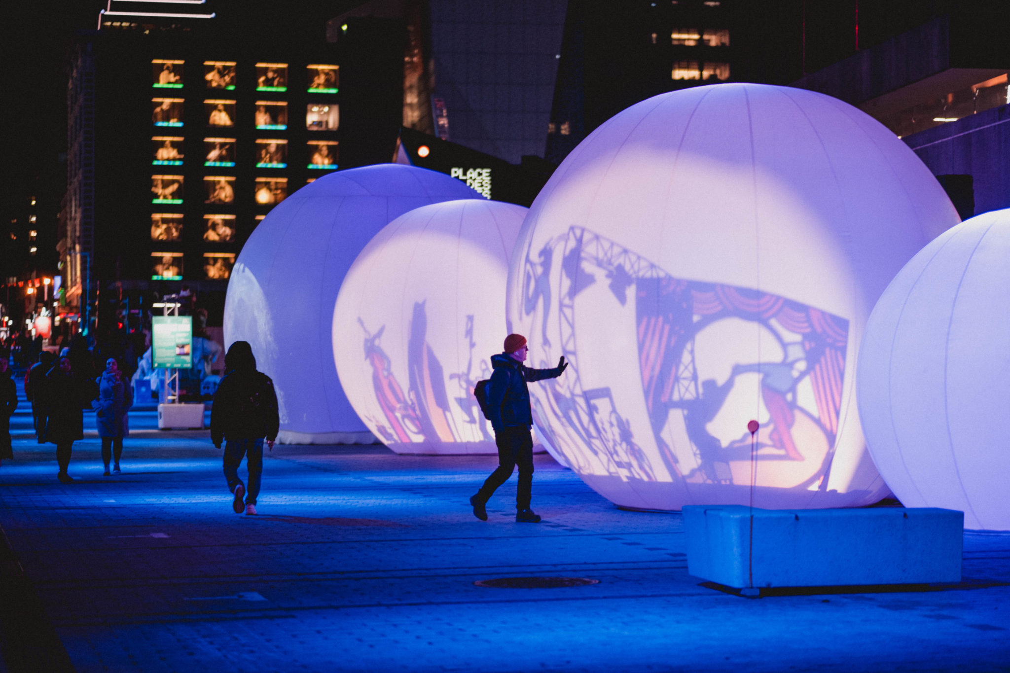 Se promener dans les installations de Luminothérapie au Quartier des spectacles