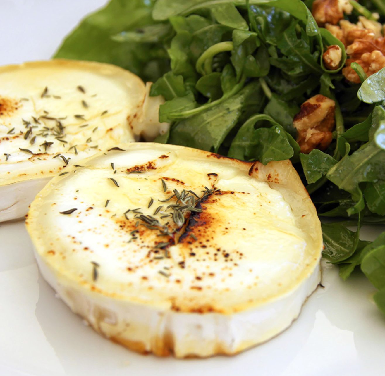 Fromage de chèvre gratiné au miel et basilic