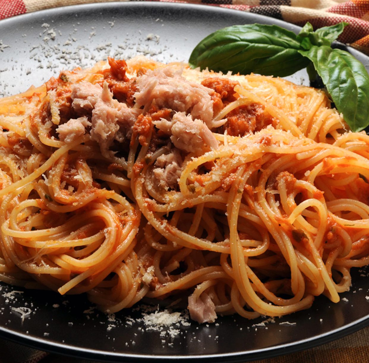 Spaghettis, sauce aux tomates et au thon