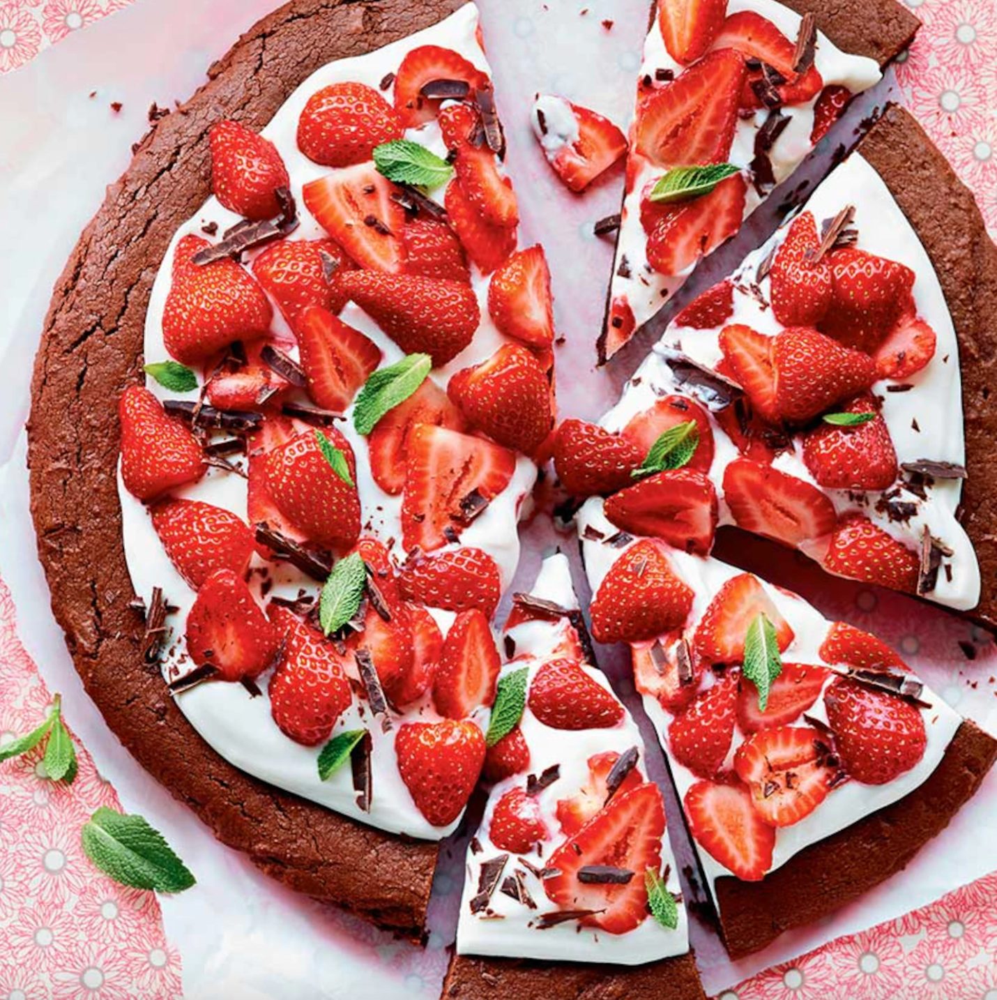 Biscuit géant au chocolat, garniture au fromage et aux fraises