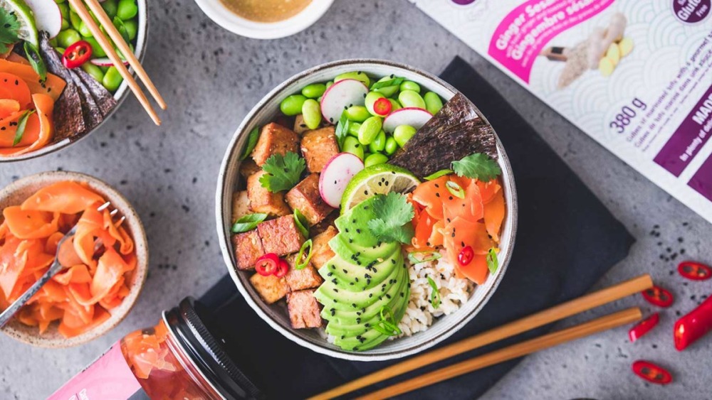 Poke Bowl au gingembre, tofu, sésame et carottes fermentées