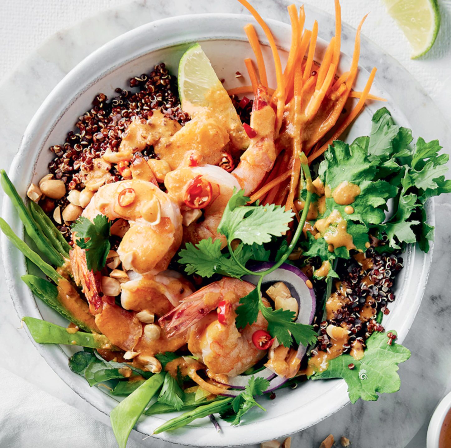 Bols de quinoa aux crevettes et aux arachides