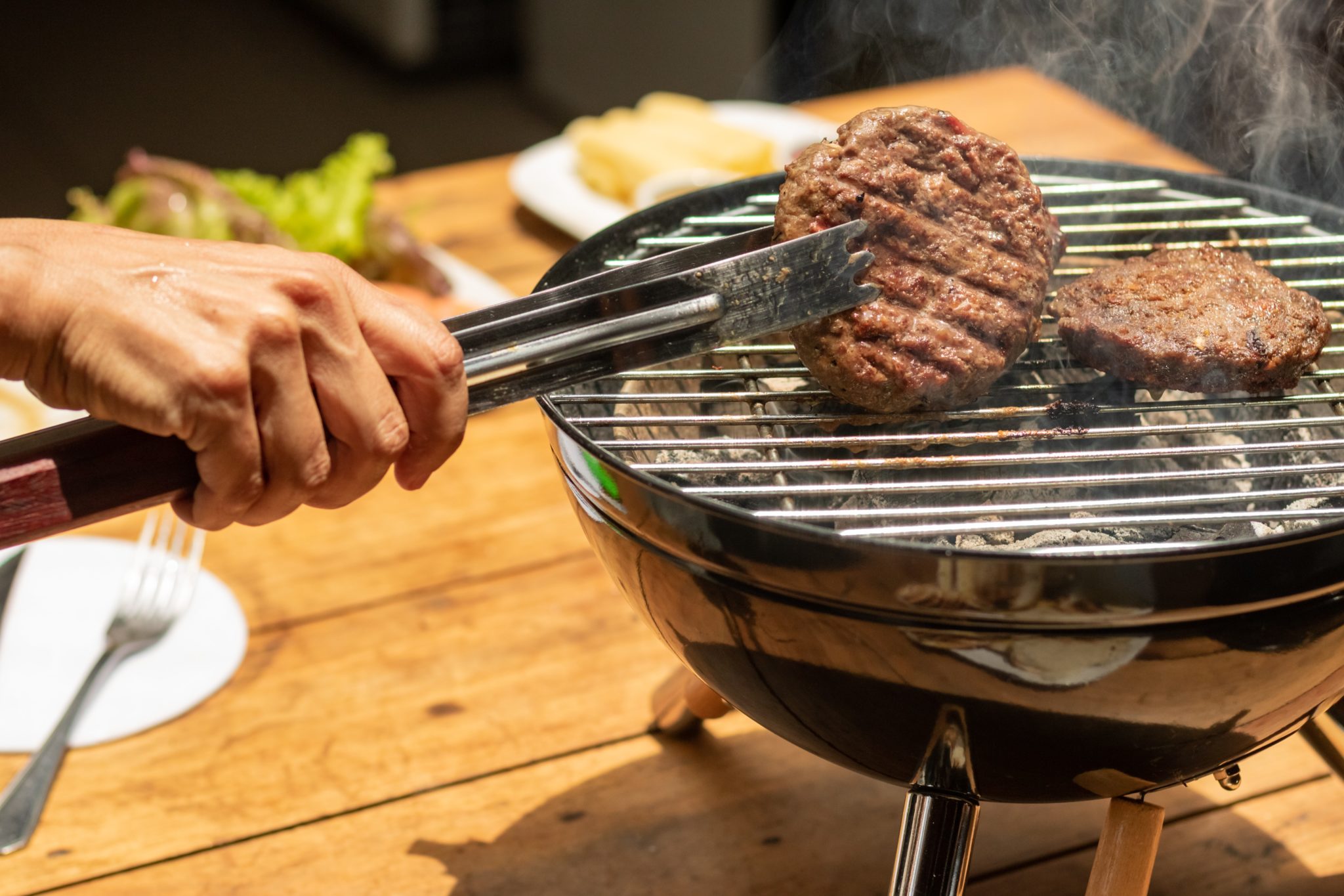Laisser chauffer la grille et nettoyer le tout une fois les résidus brûlés