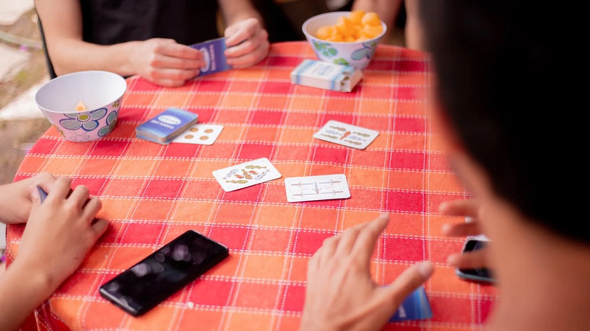 Jouer à un jeu de société coopératif