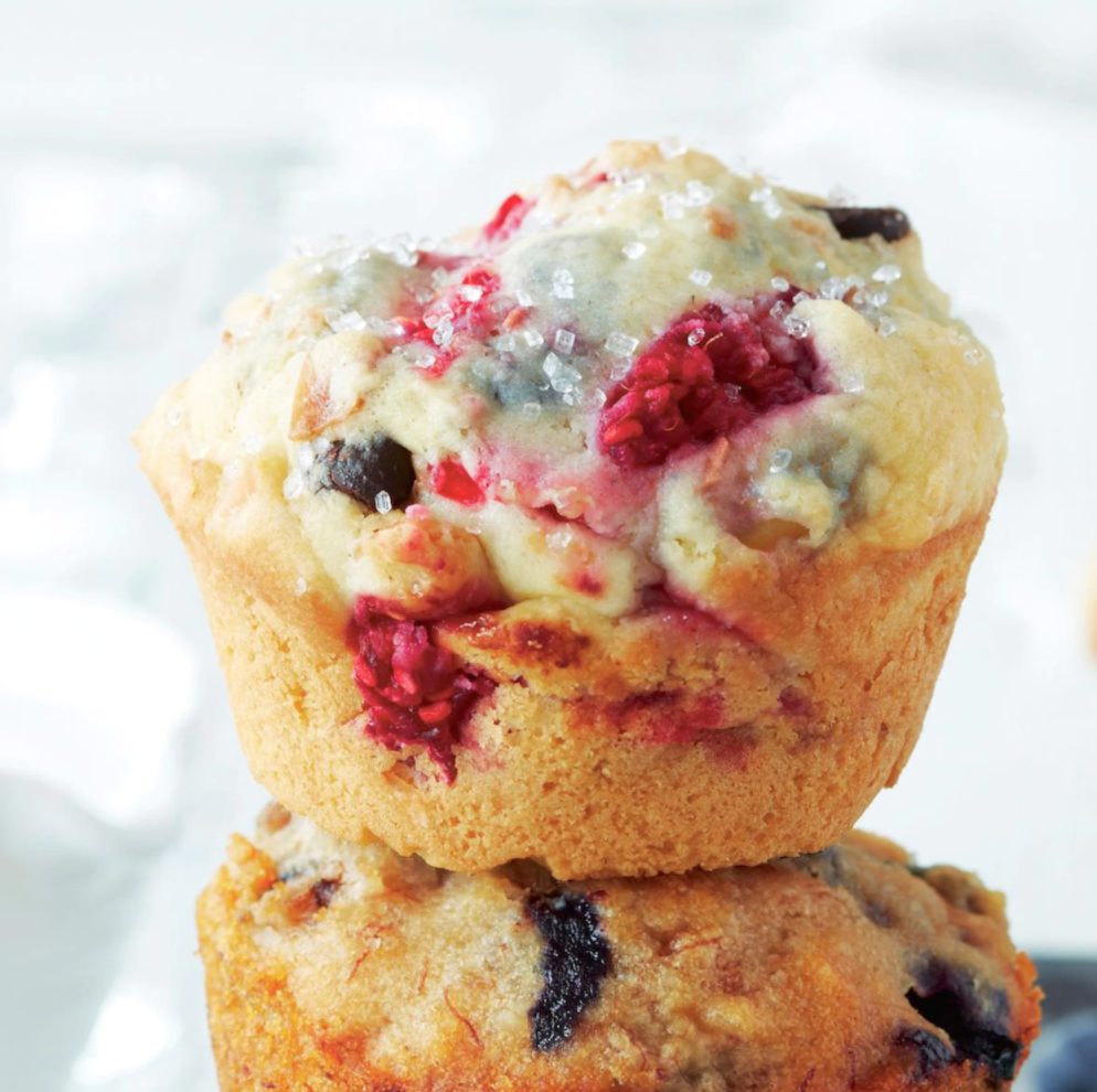 Muffins aux framboises, au chocolat noir et à la noix de coco