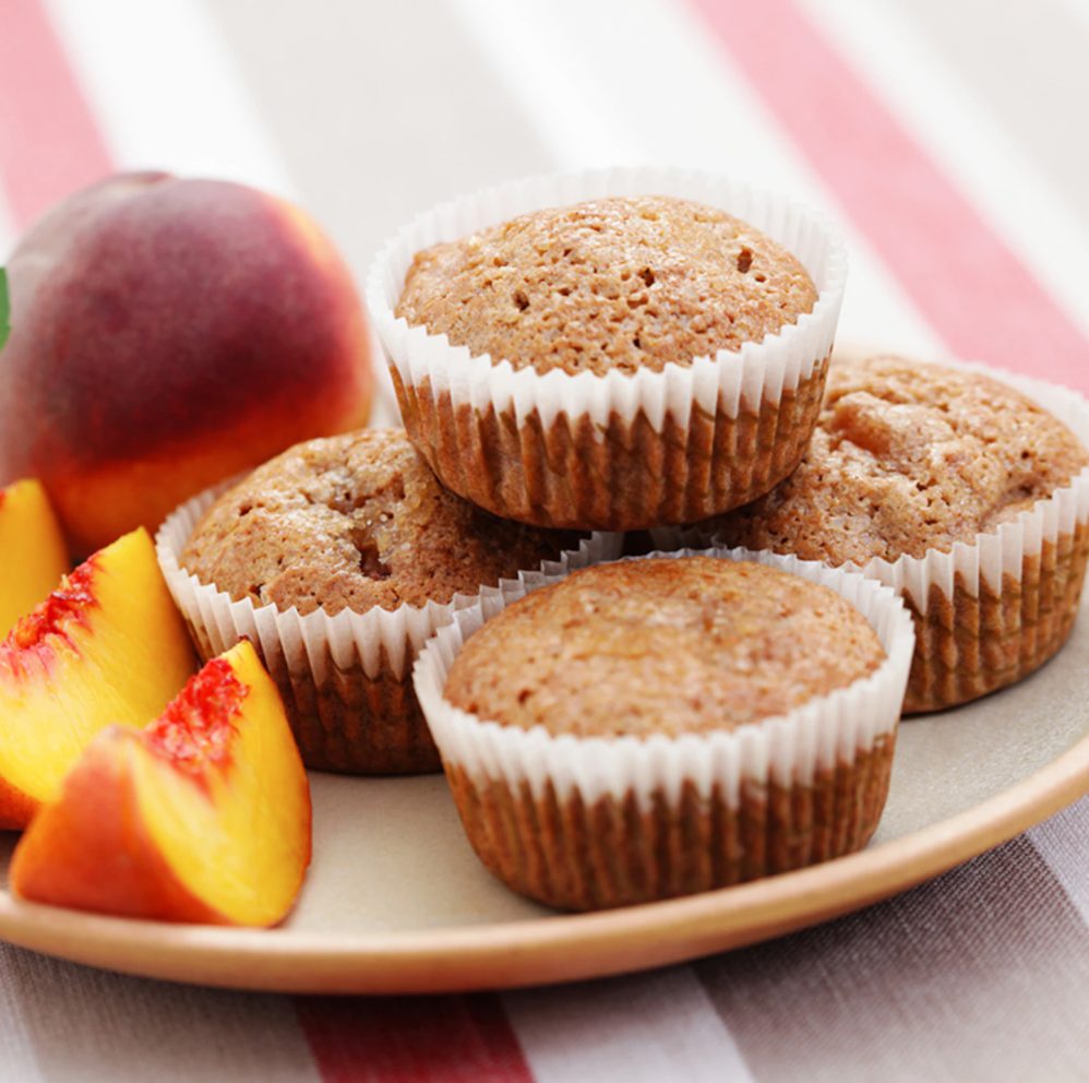 Muffins aux pêches, garniture croquante aux amandes