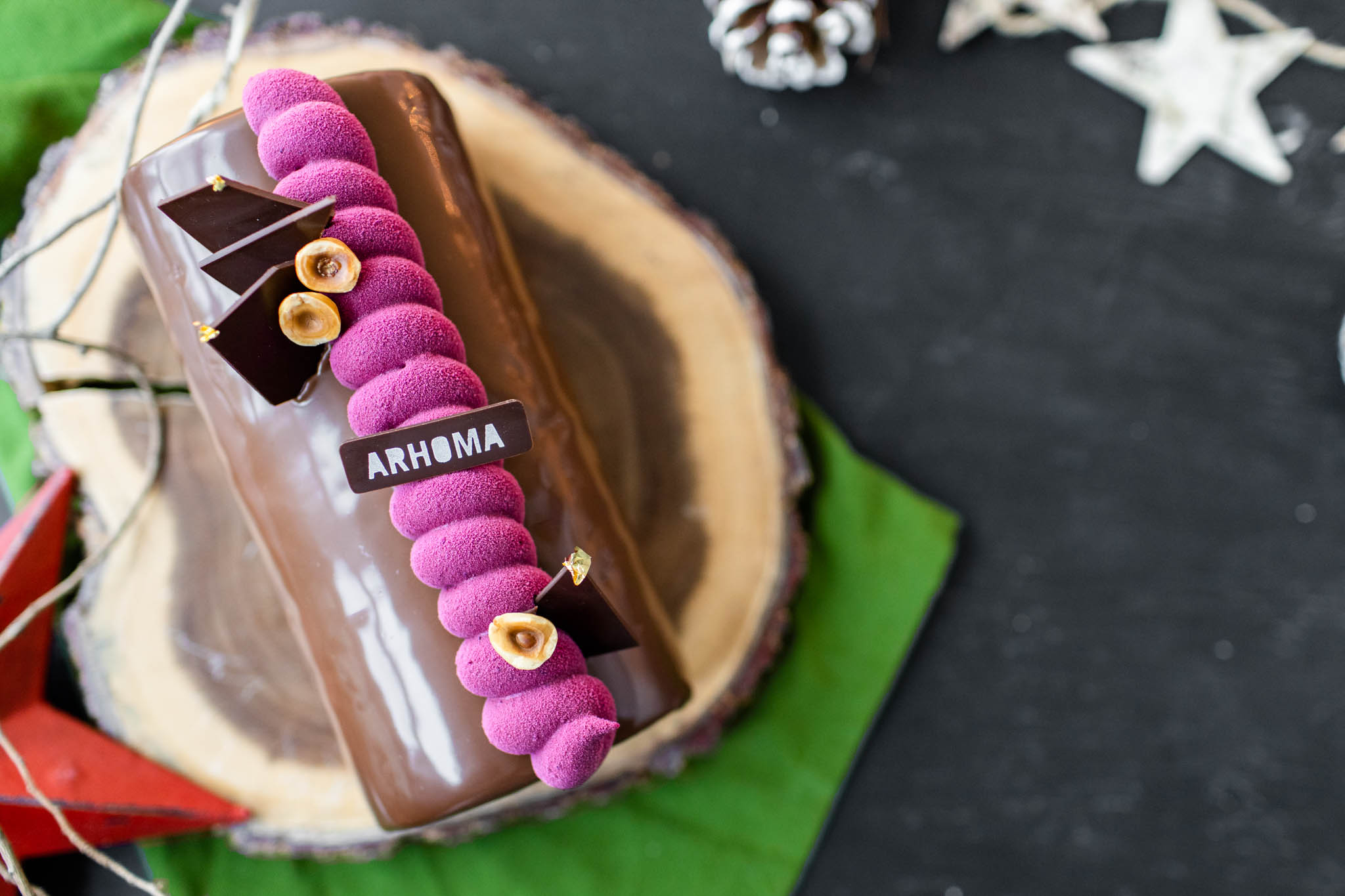 Bûche cassis bio du Québec, noisettes & chocolat noir
