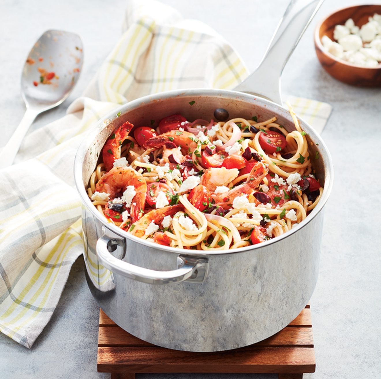 Spaghettis aux crevettes, aux tomates et au féta