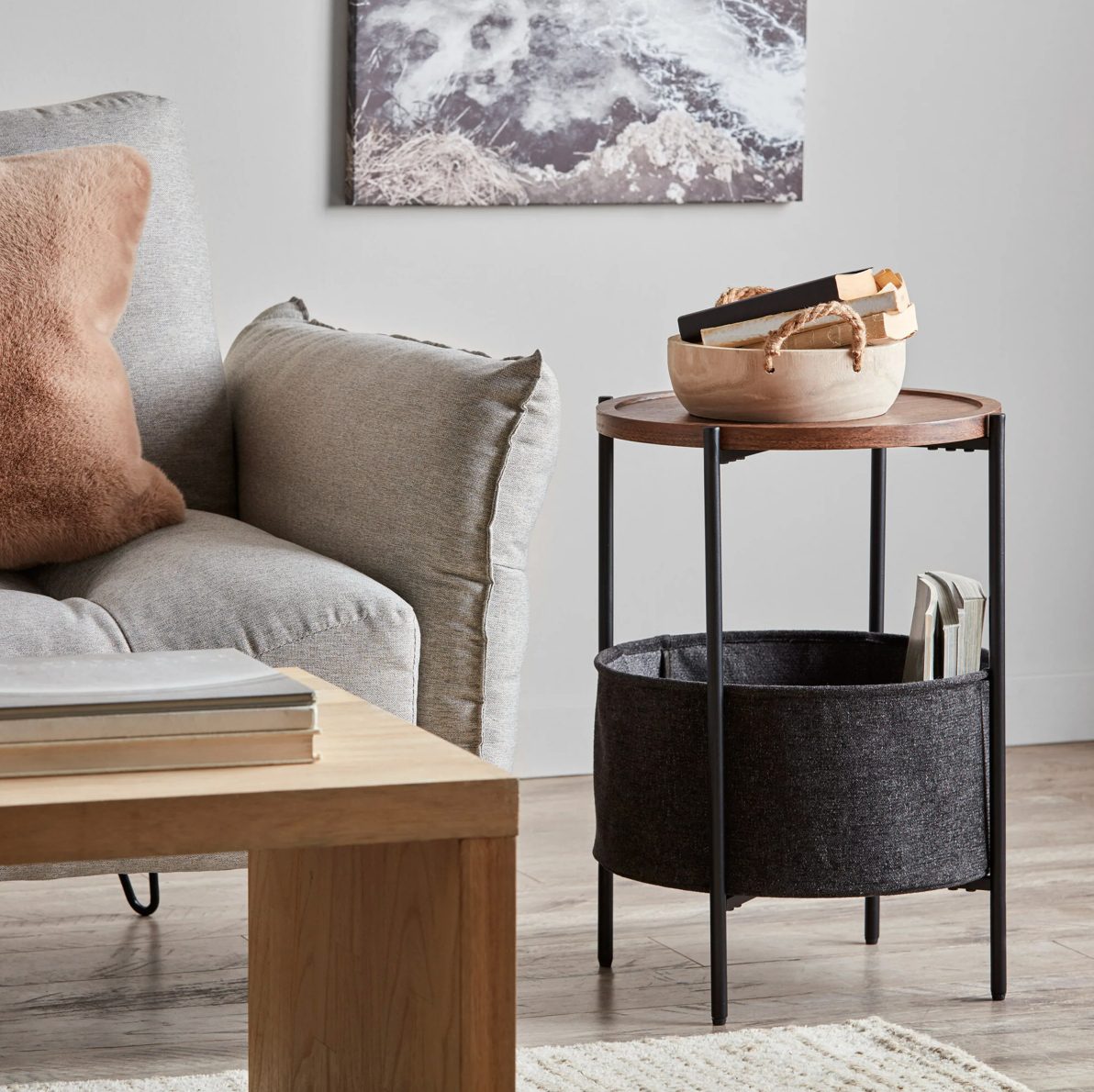 Table d'appoint en noyer avec rangement inférieur