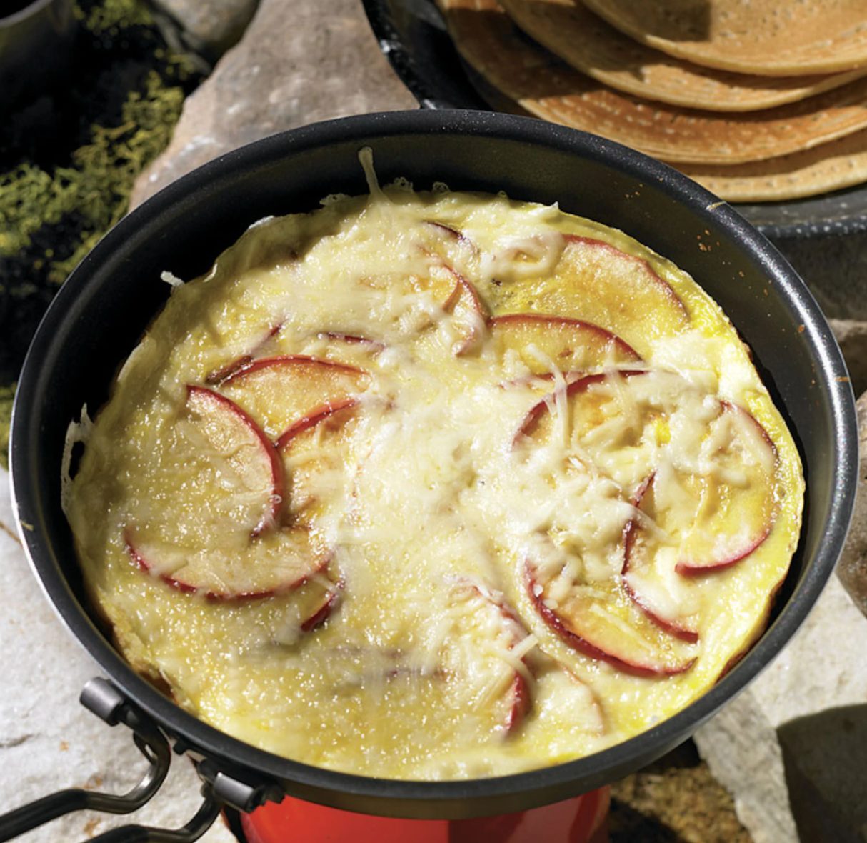 Omelette aux pommes et à la saucisse