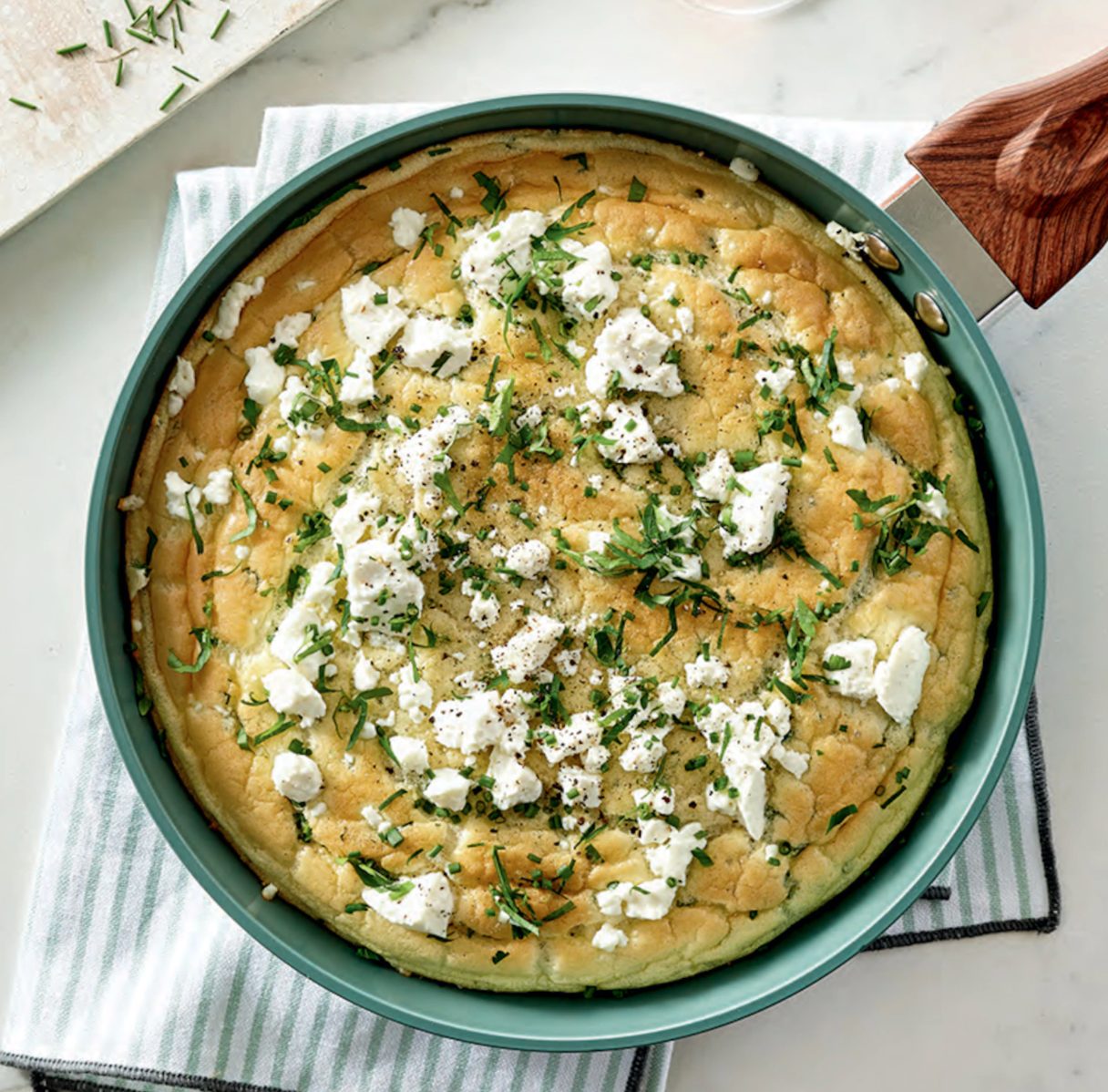 Omelette soufflée chèvre, ciboulette et persil