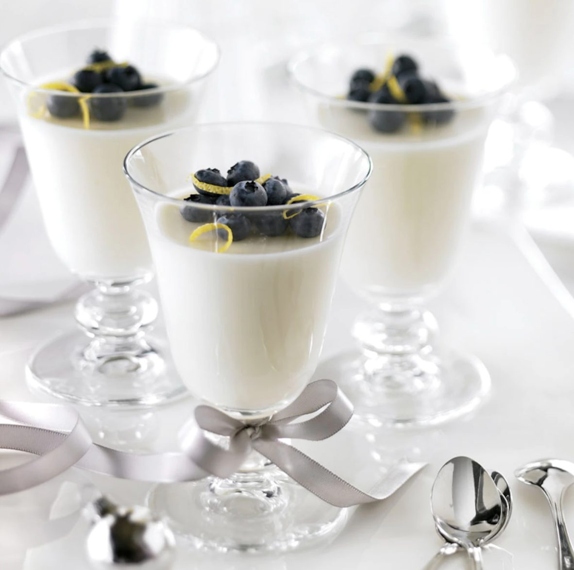 Panna cotta au citron et aux bleuets