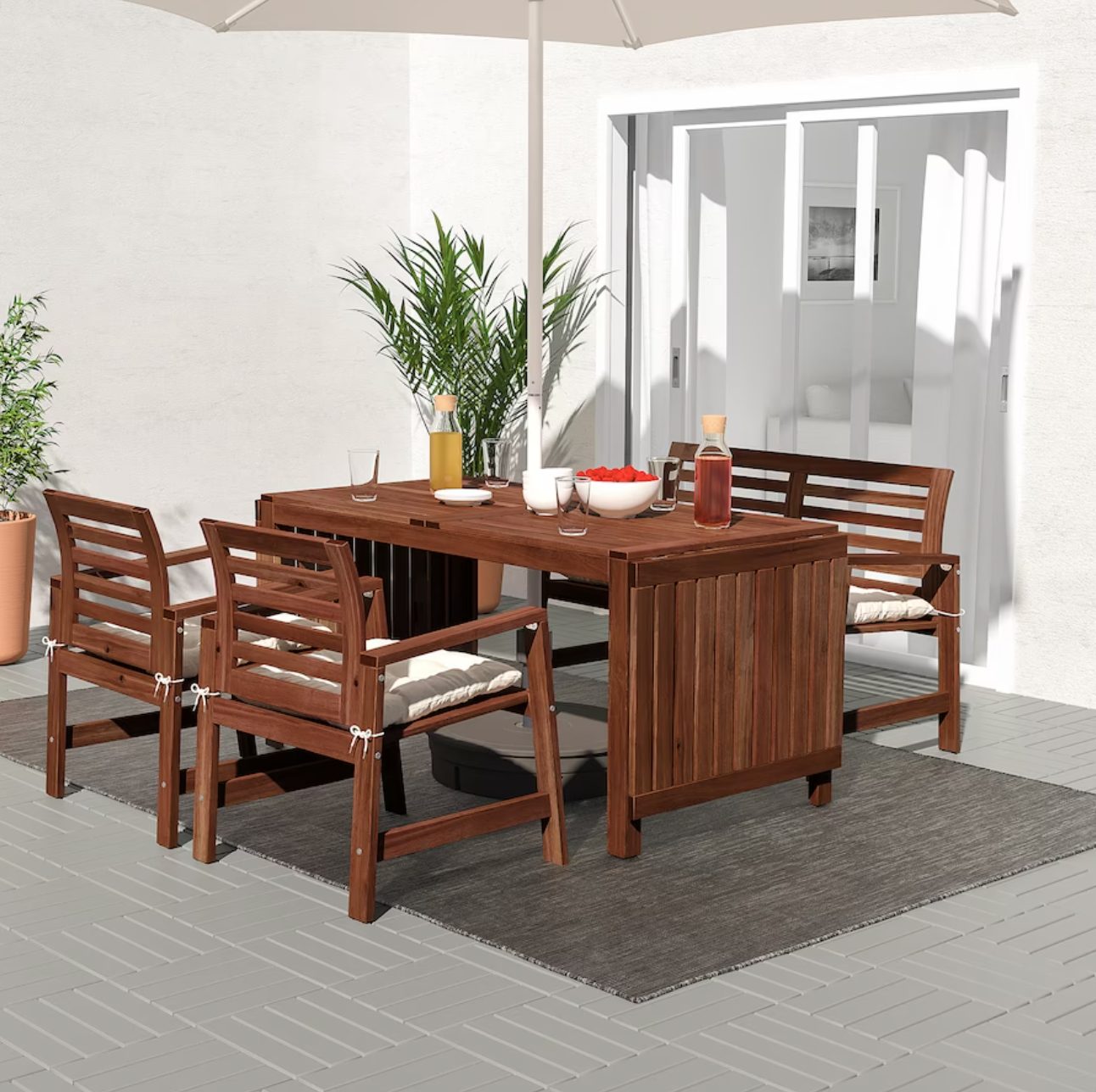 Un ensemble extérieur de table à manger