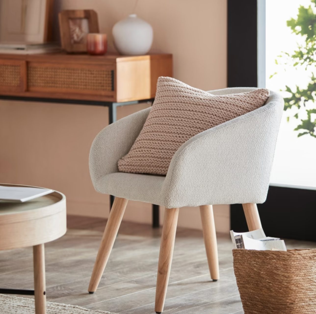 Fauteuil en tissu avec pattes en bois