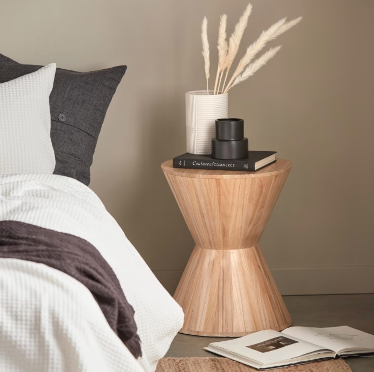 Table d'appoint en bois naturel en forme de sablier