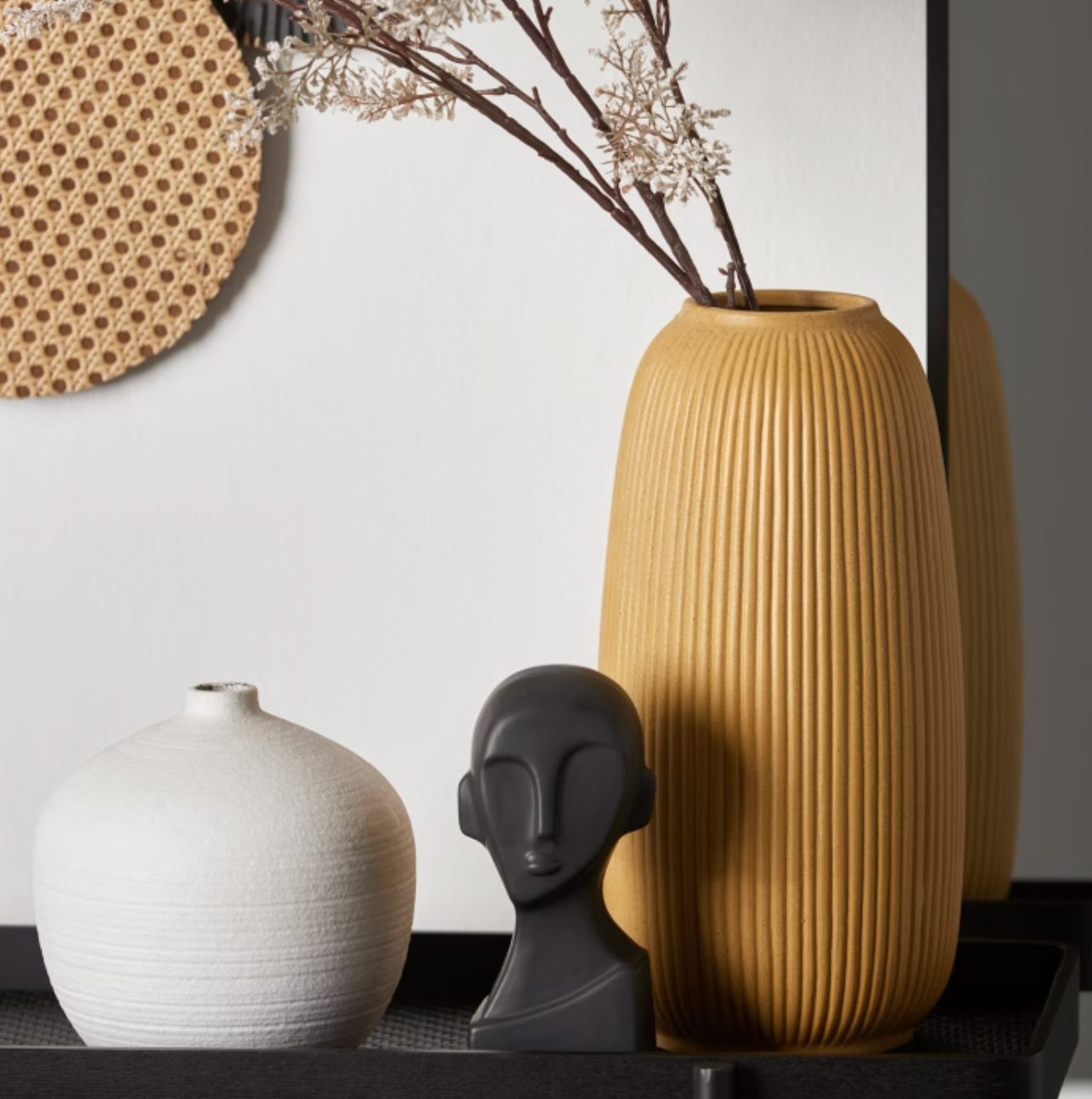 Vase en céramique jaune à rayures texturées