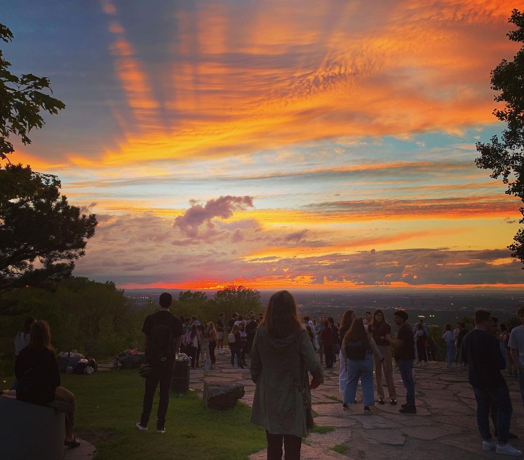Admirez le coucher de soleil au Belvédère Outremont