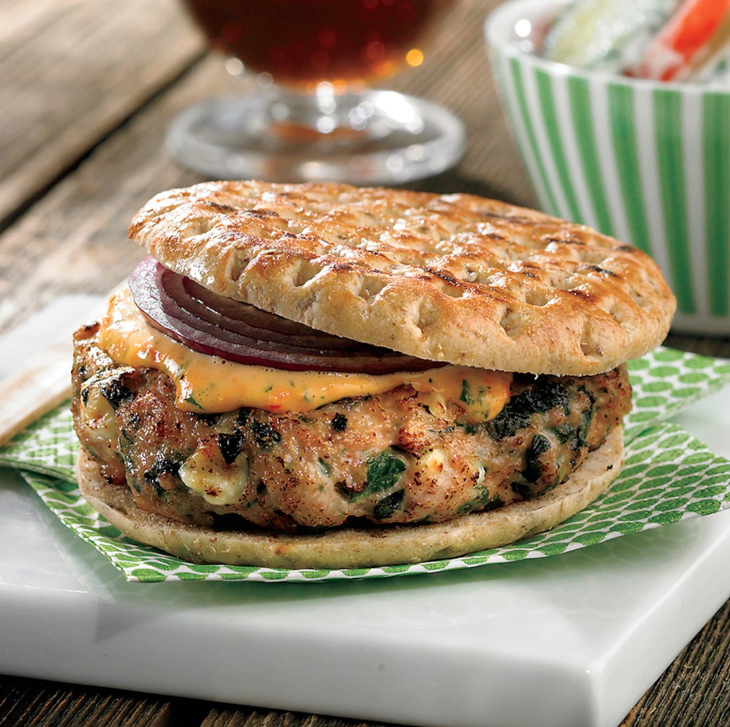 Hamburgers de poulet au fromage feta et aux épinards