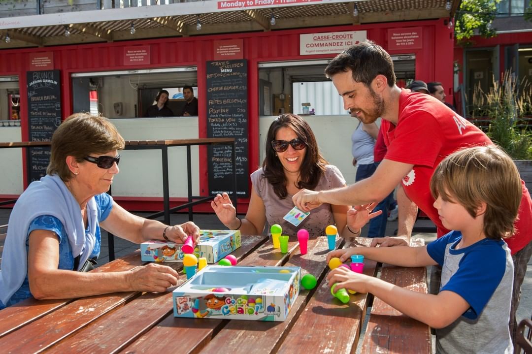 Jouez à des jeux de société aux Jardins Gamelin